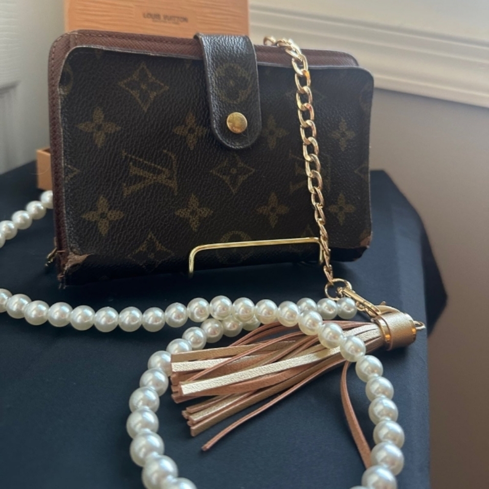 Louis Vuitton Monogram Zippy Crossbody Clutch Brown Leather Pearl & Gold Chain🎉 - Picture 3 of 11